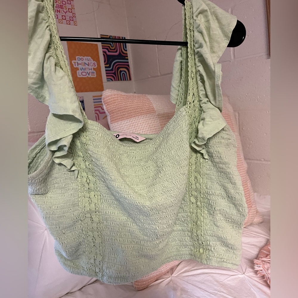 FLOWY GREEN CROP TOP